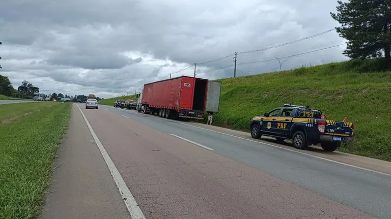 Polícia Rodoviária Federal localiza mais de 1,5 tonelada de maconha em carreta na BR-116. Condutor e passageiros foram detidos - Foto: PRF