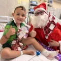 Pacientes internados no HUOP recebem presentes de Natal