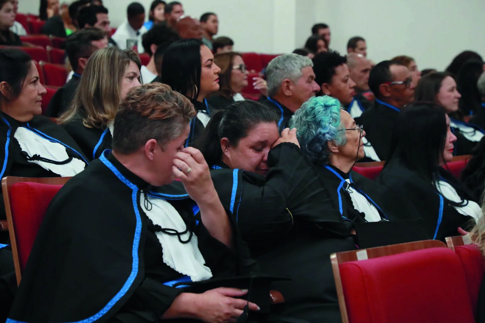 Emoção em formatura de alunos da EJA mostra que nunca é tarde para estudar