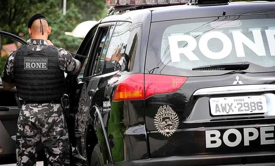 Saiba mais sobre o decreto que regulamenta o uso da força durante operações policiais. Conheça as diretrizes para o uso de armas e o combate à violência policial - Foto: Arquivo PMPR 