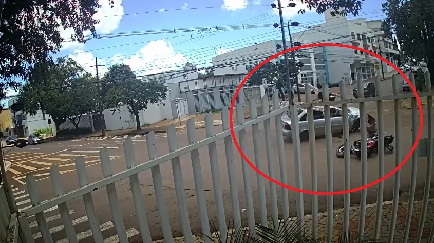 Confira as imagens: Batida entre carro e moto deixa dois feridos na Rio Grande do Sul esquina com a Rua Uruguai