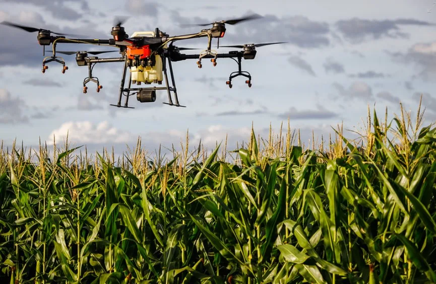 Descubra como a tecnologia está revolucionando o campo brasileiro. Conheça soluções inovadoras, como o uso de drones, para uma agricultura mais eficiente e acessível - Foto: Wenderson Araújo/Trilux