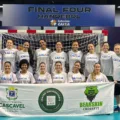 Meninas jogam handebol