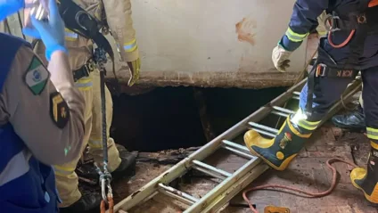 Mulheres caem em fossa no Centro de Corbélia; Bombeiros são mobilizados