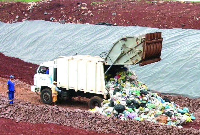 Caminhão despejando lixo