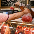 Descubra os detalhes da investigação da China sobre a carne bovina do Brasil. Conheça as medidas tomadas pelo governo brasileiro e o período de análise da investigação - Foto: Vinicius Schmidt/Metrópoles