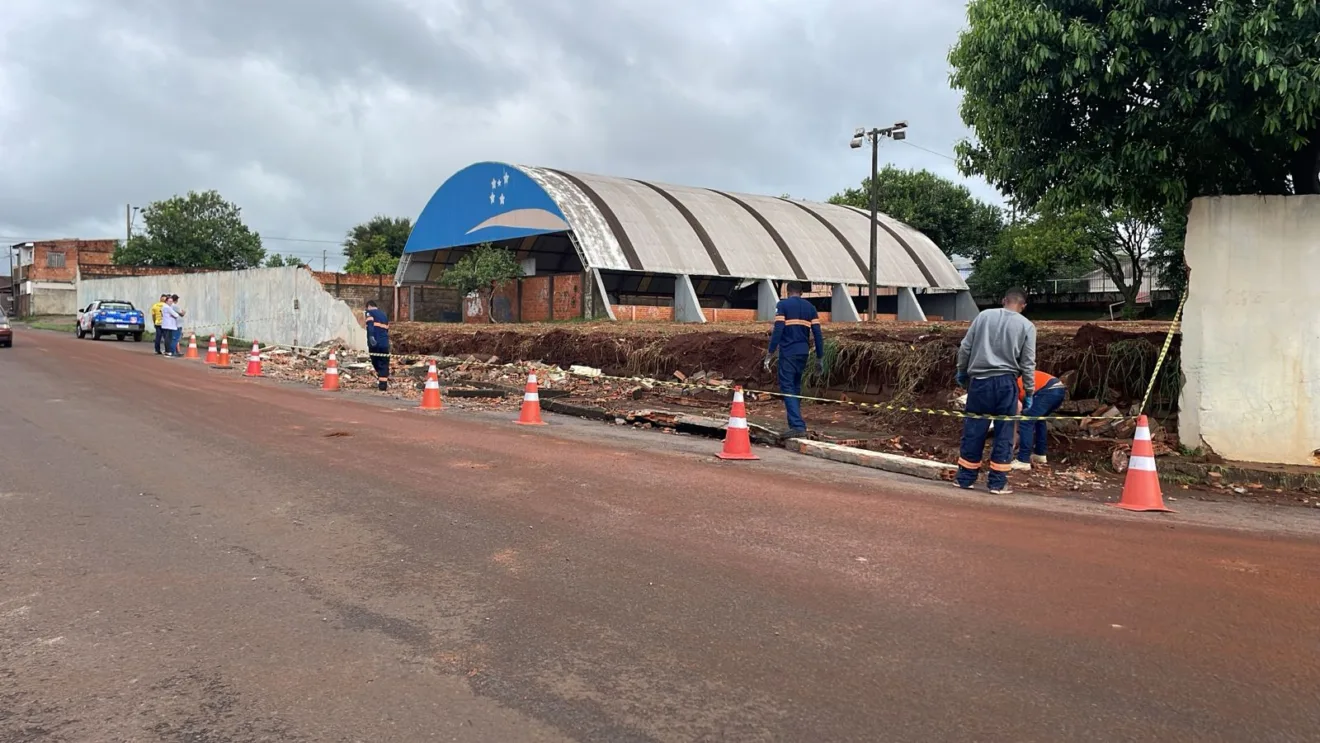 Muro do colégio Jardim Consolata desaba após fortes chuvas em Cascavel