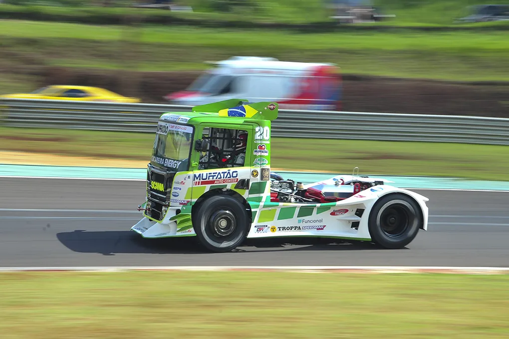 O cascavelense Pedro Muffato conquistou o título de vice-campeão da categoria GT Truck no Campeonato Interestadual e na Copa Mercosul - Foto:  Tiago Soares/Divulgação