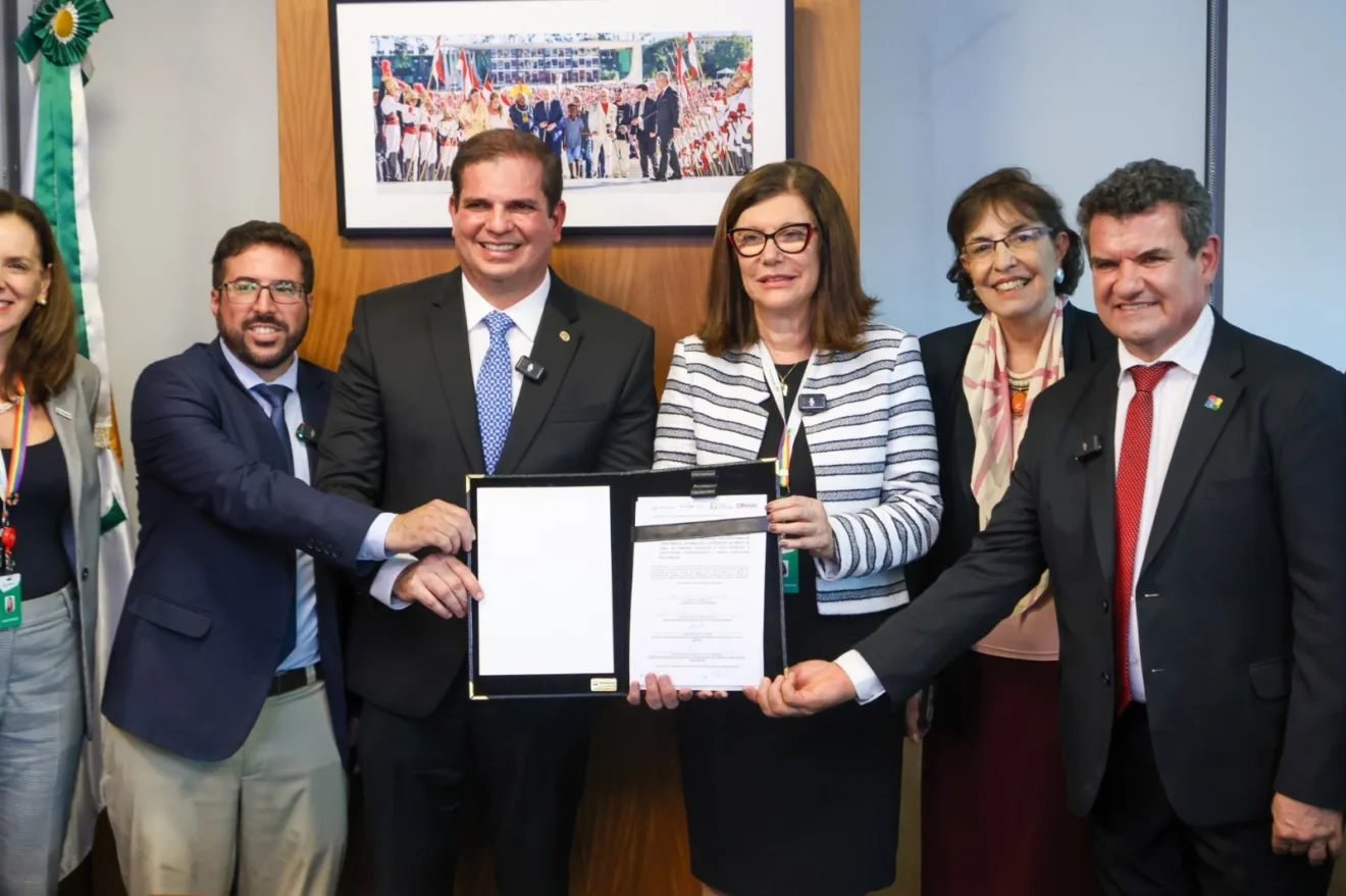 Itaipu e Petrobras assinam protocolo de intenções para desenvolver tecnologias