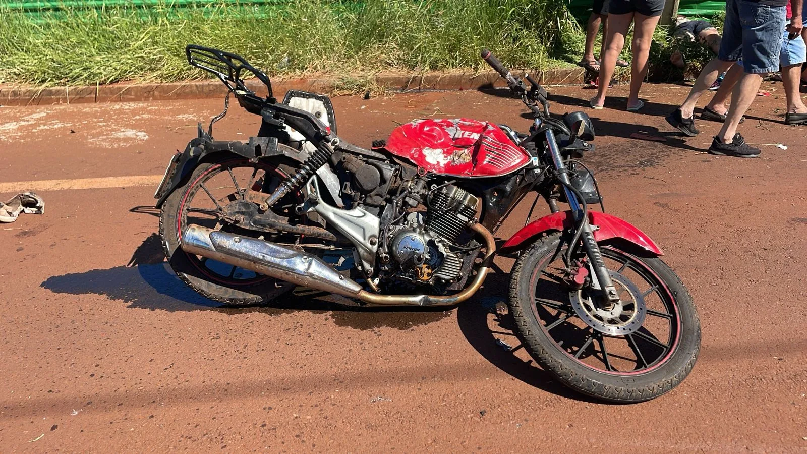 Acidente grave com duas motocicletas em Cascavel resulta em uma vítima fatal e dois feridos graves - Foto: SOT