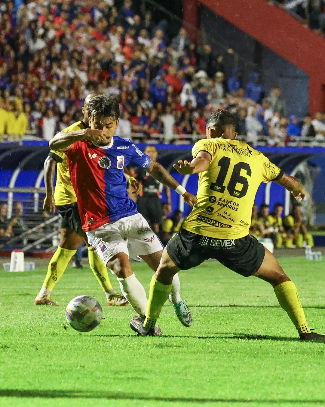 FC Cascavel empata com o Paraná Clube e mantém posição na zona de classificação. Entenda a polêmica envolvendo as alterações durante o jogo - Foto: Oscar Felipe/PRC