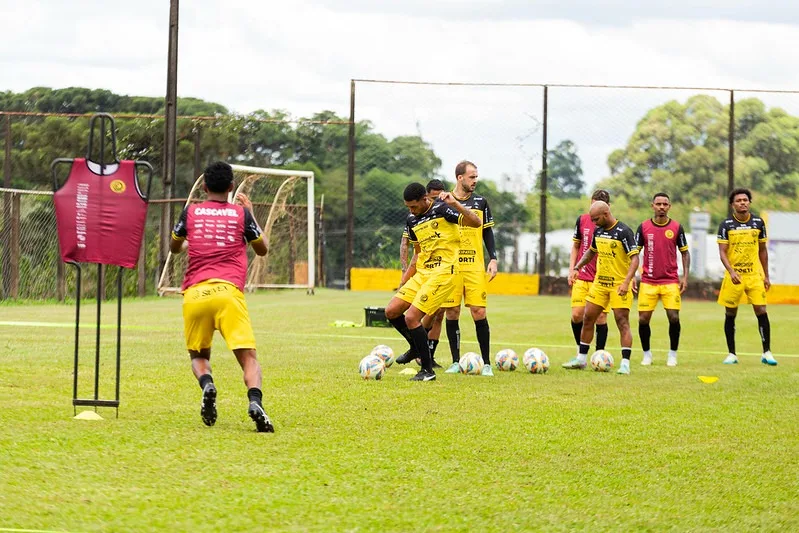 FC Cascavel enfrenta o Azuriz em partida decisiva pelo Campeonato Paranaense. Saiba mais sobre o confronto e as expectativas para o jogo - Foto: Assessoria 