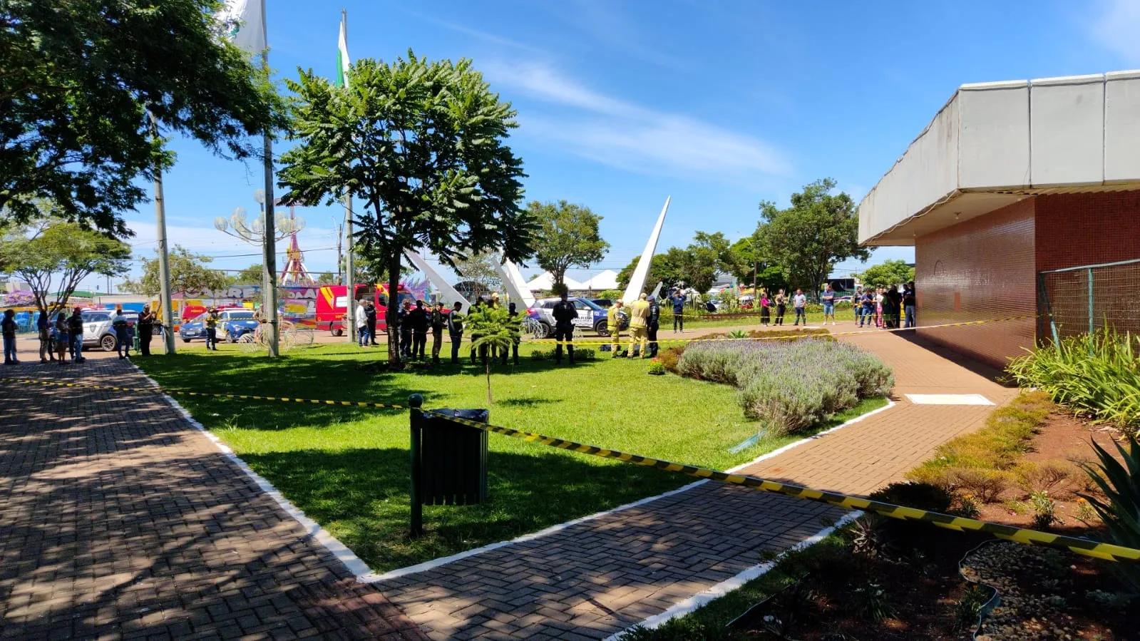 Homem é morto em frente à Prefeitura de Cascavel. Polícia Militar mobilizada e investigações iniciadas pela Delegacia de Homicídios 