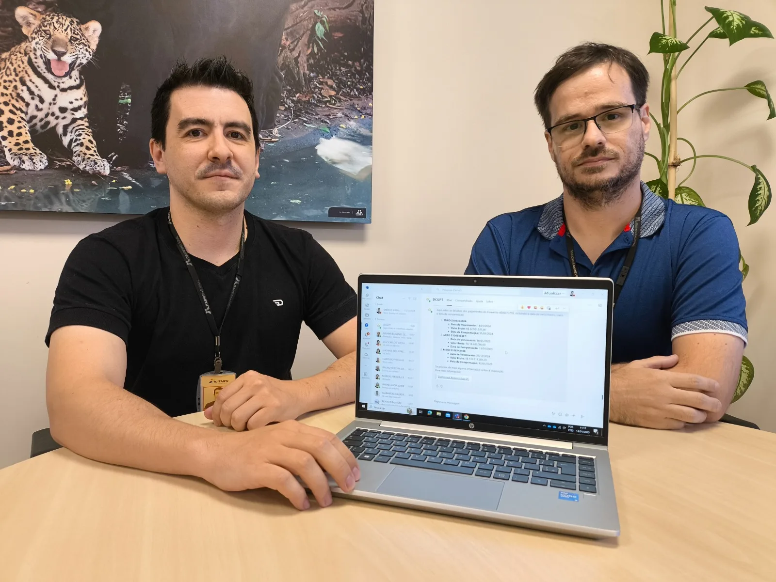 Mateus da Silveira e Luiz Carlos Viana Melo: mais agilidade na gestão de informações. Foto: Romeu de Bruns/Itaipu Binacional