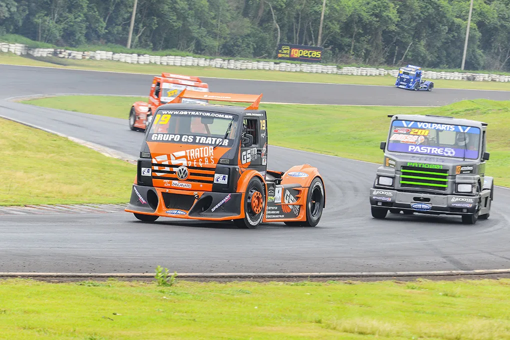 O paulista Gabriel Saccomanno e o paranaense Thiago Mânica estão confirmados na categoria GT Truck na etapa da temporada da Fórmula Truck 


Crédito: Tiago Soares/Divulgação
