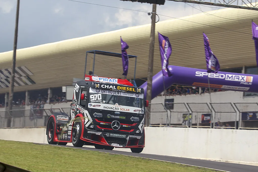 Edivan Monteiro trabalha na revisão de seu Mercedes-Benz para a abertura da Fórmula Truck, em Interlagos - Foto: Tiago Soares