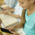 Saiba como a proibição do uso de celulares em escolas afetará os alunos e professores. Conheça a Lei n° 15.100 de 2025 e suas implicações na rotina escolar - Foto: Freepik