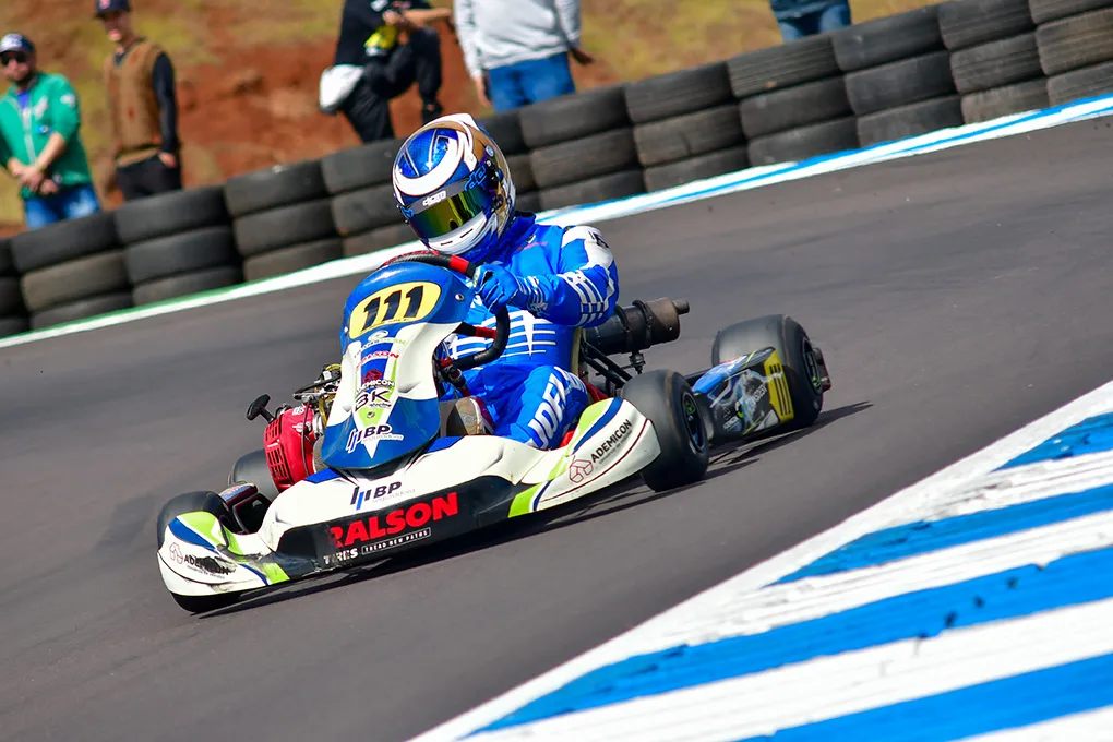 Joelson Alves espera ir ao pódio sábado na abertura do Campeonato Metropolitano de Kart de Cascavel - Foto: Tiago Guedes