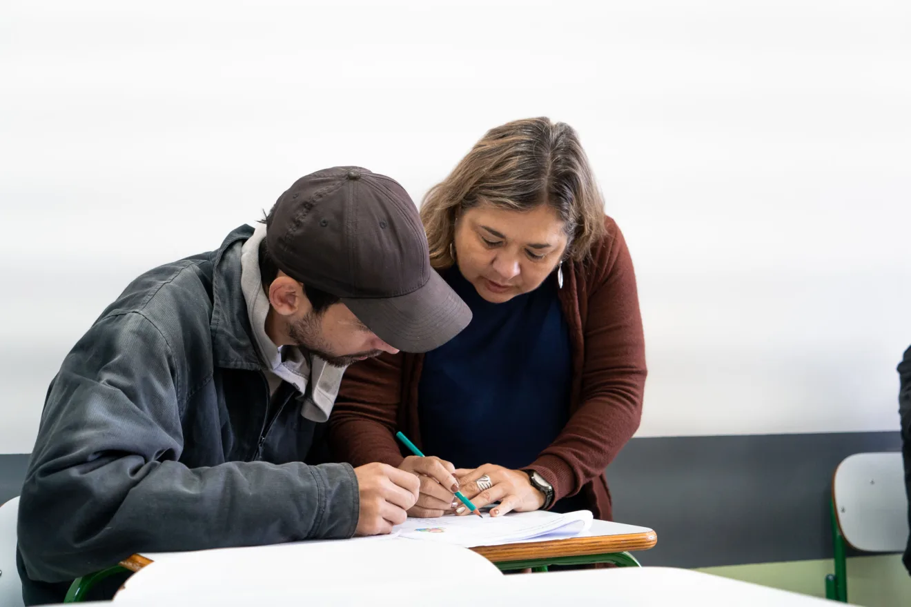 Inscrições abertas para os exames da EJA online. Certifique-se nos componentes curriculares de forma flexível e conveniente - Foto: Lucas Fermin/SEED Inscrições abertas para os exames da EJA online. Certifique-se nos componentes curriculares de forma flexível e conveniente - Foto: Lucas Fermin/SEED