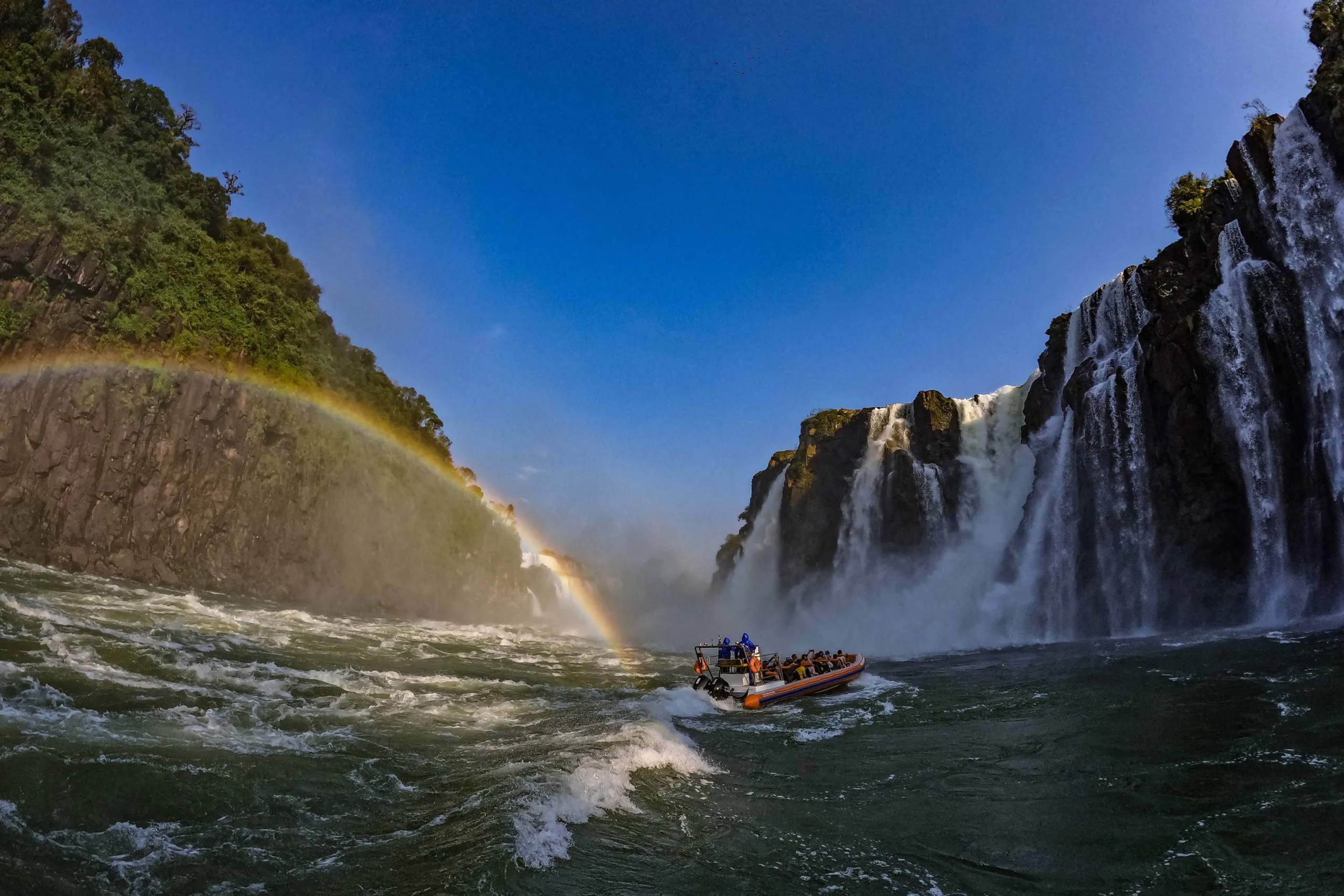 O Paraná se destaca no turismo internacional, sendo o terceiro principal portão de entrada de turistas estrangeiros no Brasil - Foto: Jonathan Campos/AEN