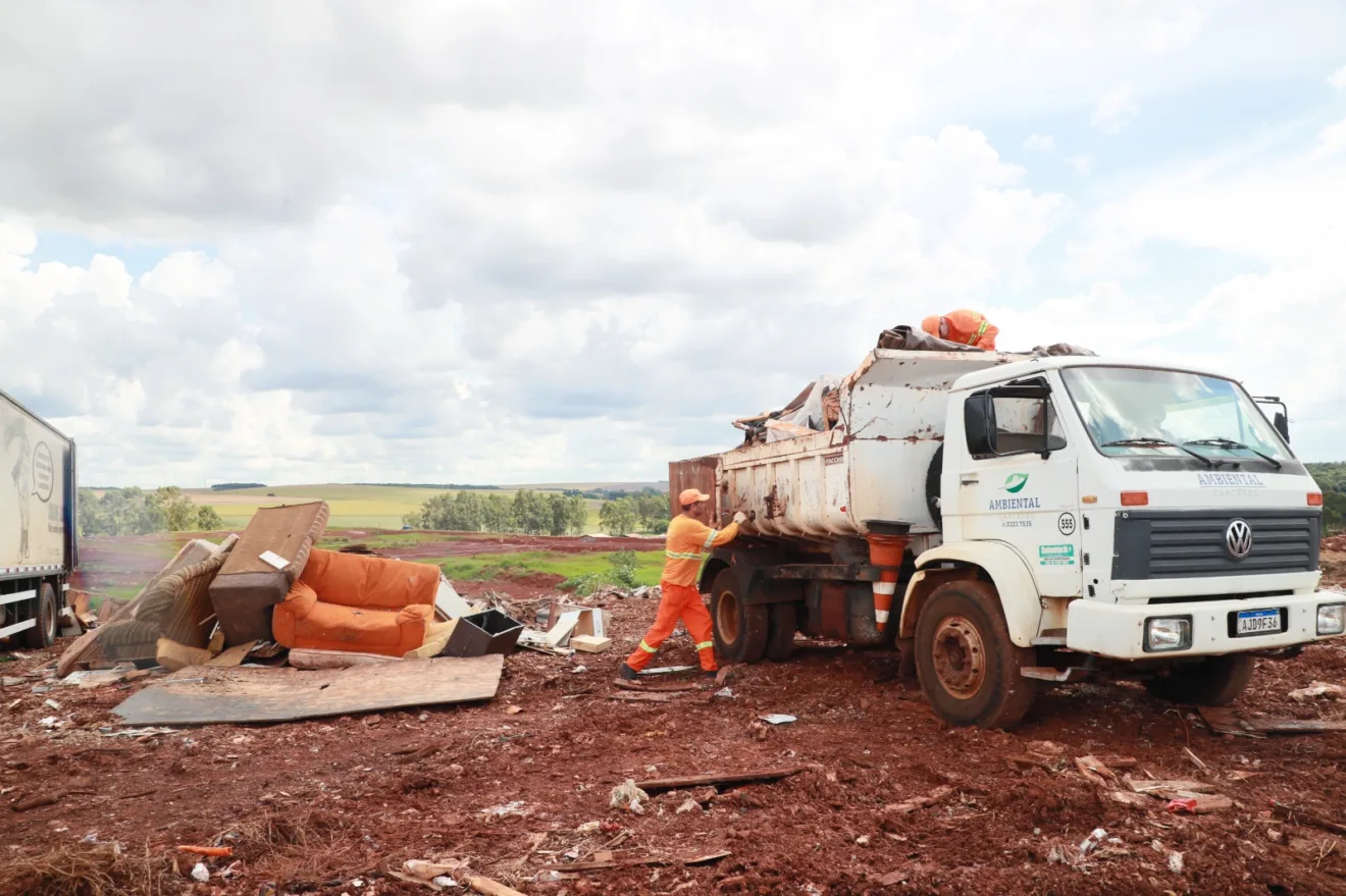 Conheça o trabalho do Aterro Sanitário de Cascavel, que recebe diariamente toneladas de resíduos sólidos e demonstra compromisso com o meio ambiente - Foto: Secom Conheça o trabalho do Aterro Sanitário de Cascavel, que recebe diariamente toneladas de resíduos sólidos e demonstra compromisso com o meio ambiente - Foto: Secom