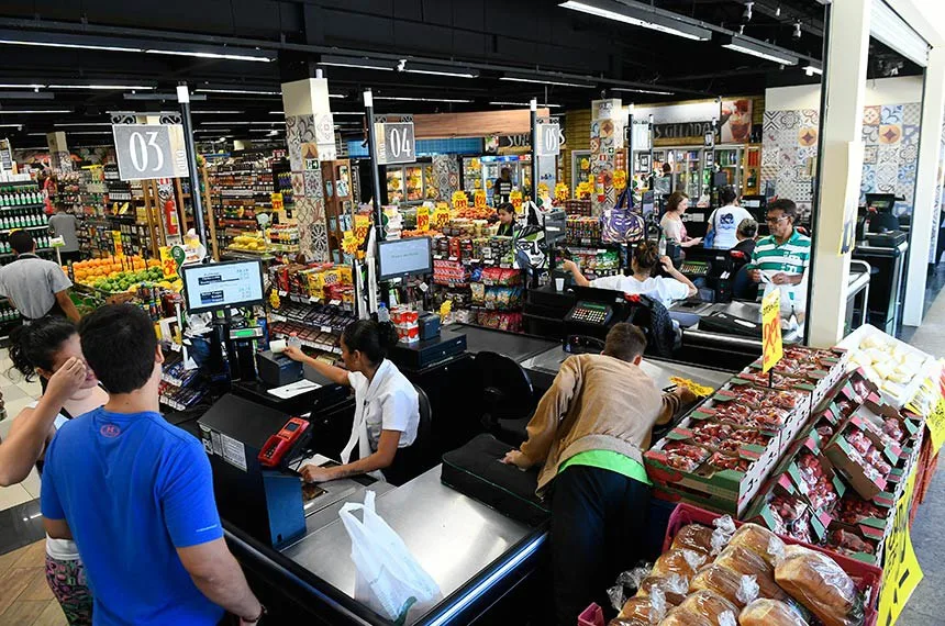 Saiba mais sobre a nova lei complementar da reforma tributária no Brasil. Entenda como o IVA irá impactar a cobrança de impostos sobre bens e serviços - Foto: Marcos Oliveira/Agência Senado