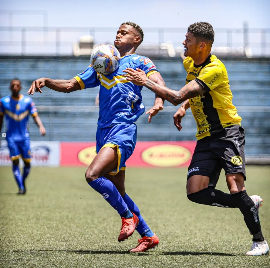 Desafios e desgastes no jogo do FC Cascavel contra o São Joseense. Condições de calor, umidade e gramado sintético afetam a equipe - Foto: Junior Vilarinho