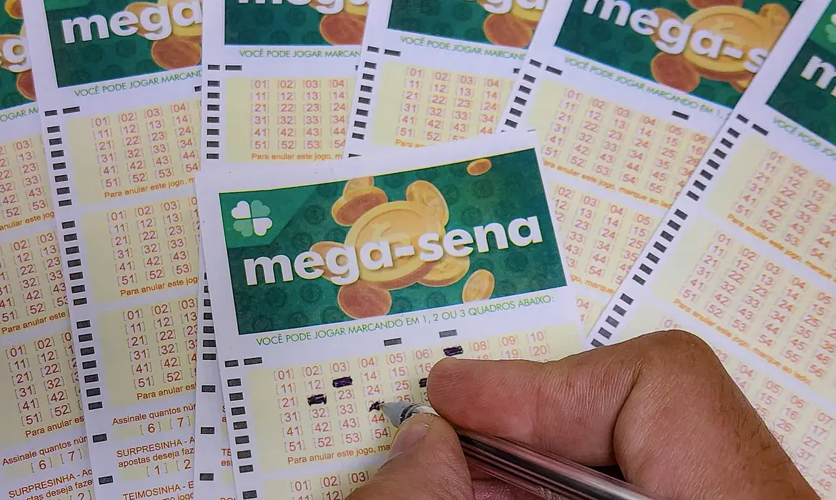 Ninguém acerta as seis dezenas do concurso 2.811 da Mega-Sena. Prêmio acumulado estimado em R$ 8,5 milhões - Foto: Rafa Neddermeyer/Agência Brasil