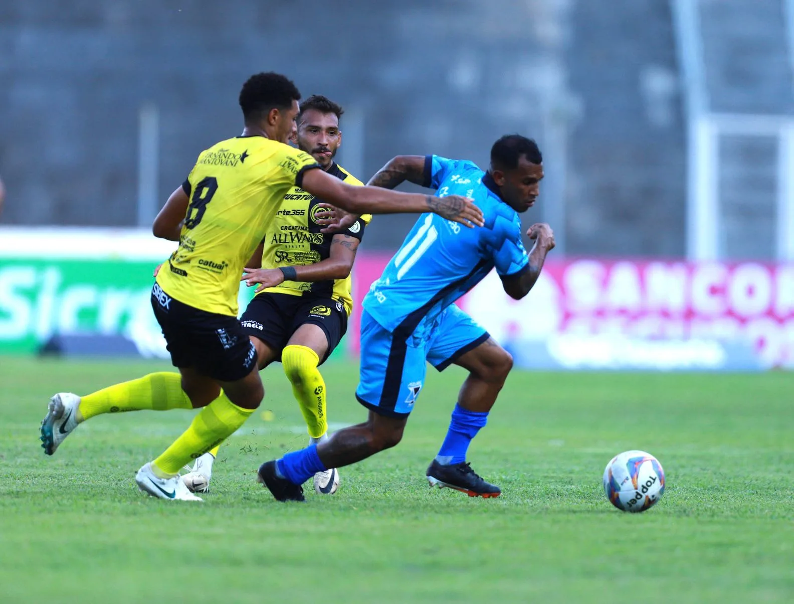 FC Cascavel enfrenta o Paraná Clube: análise da partida e a demissão do técnico Argel Fuchs após derrota por 3 a 0 para o Londrina - Foto: Carlos Chiossi/Movimento e Foco