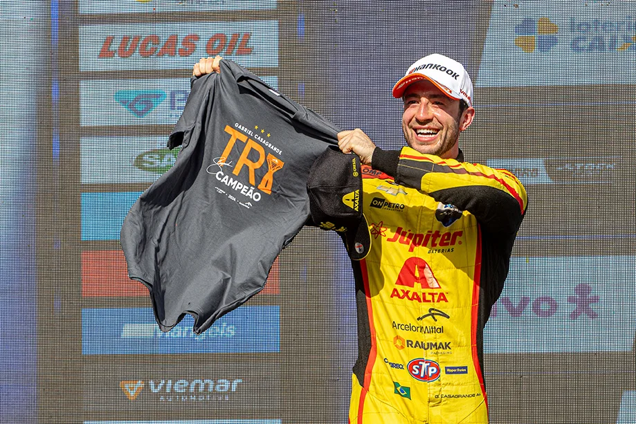 Tricampeão da Stock Car, Gabriel Casagrande também levantou troféus de campeão na Porsche e na Nascar Brasil em 2024 - Foto: Divulgação