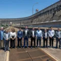 Grupo após a visita à usina. Foto: William Brisida/Itaipu Binacional