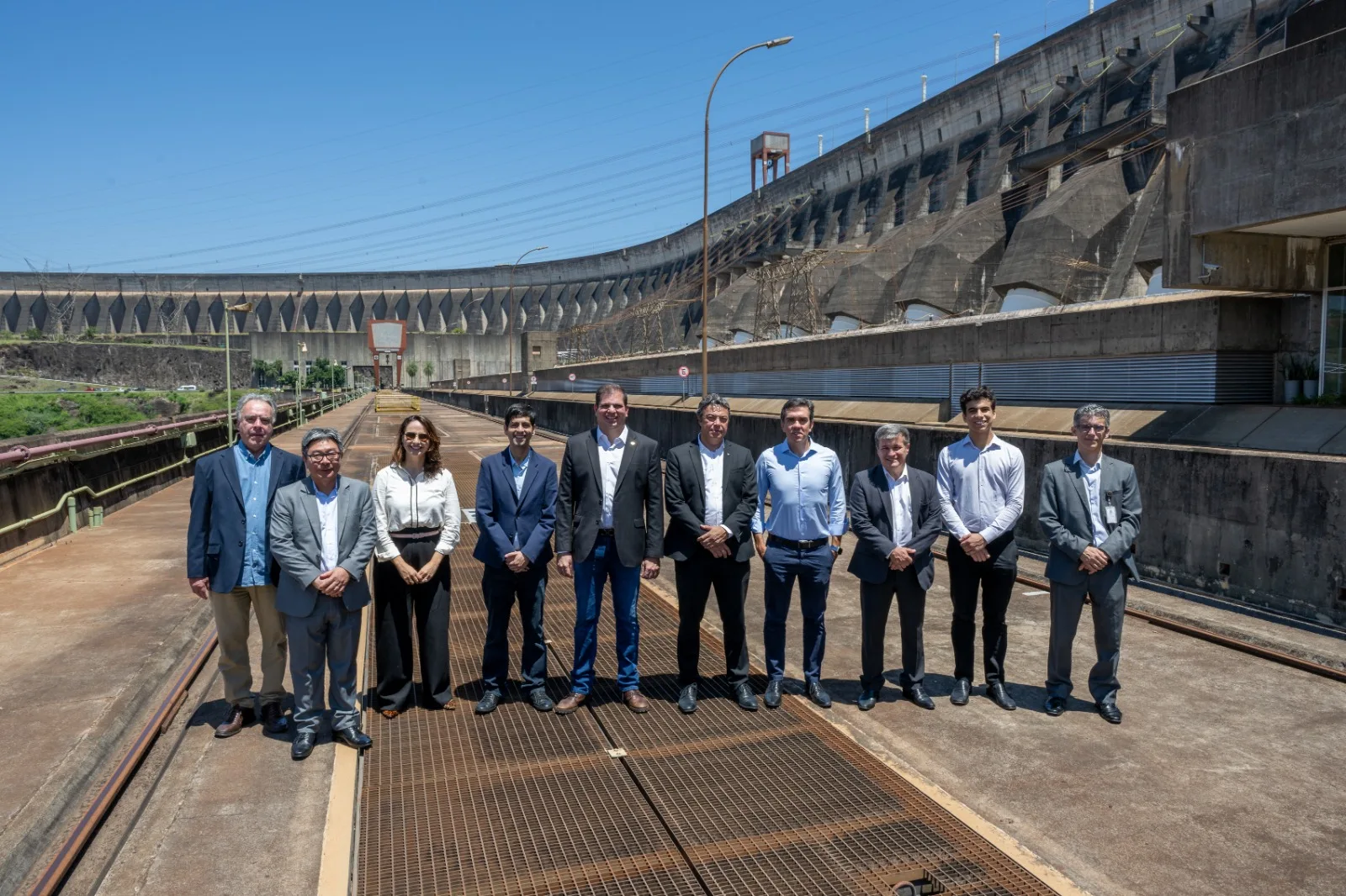 Grupo após a visita à usina. Foto: William Brisida/Itaipu Binacional