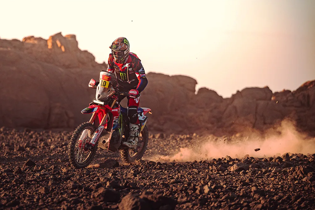 Acompanhe a emocionante competição de motos no Rali Dakar 2025. Saiba como o piloto Skyler Howes está se aproximando do líder - Foto: Divulgação