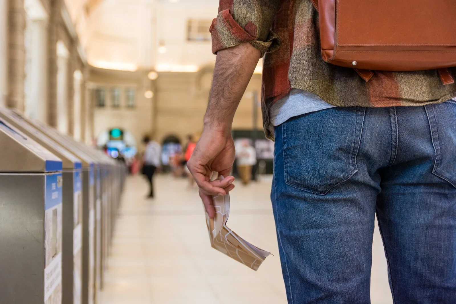 Homem andando com o passaporte na mão