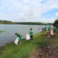 Preservação ambiental em Cascavel: voluntários se unem para a importante ação de limpeza do Lago Municipal e região - Foto: Secom