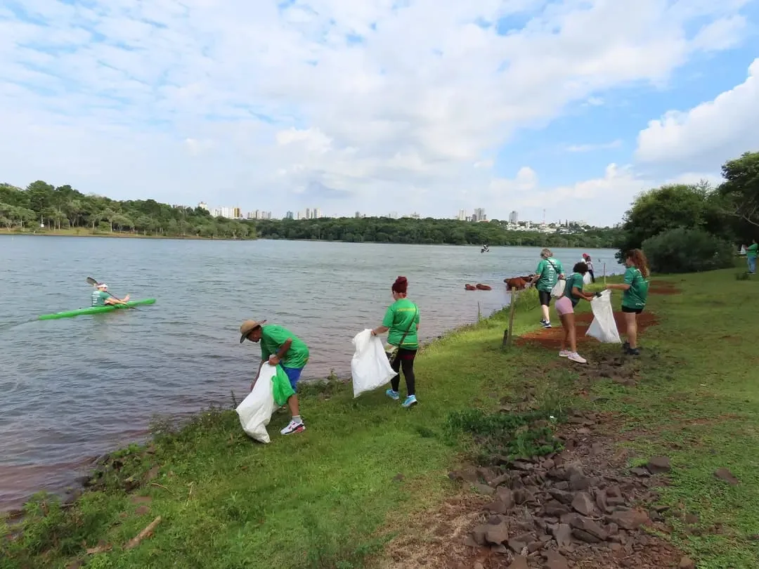 Preservação ambiental em Cascavel: voluntários se unem para a importante ação de limpeza do Lago Municipal e região - Foto: Secom