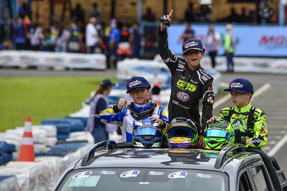 Rafael Guimarães triunfa na pista do kartódromo Luigi Borghesi e comemora o título da categoria Mini2T- Foto: Eni Alves