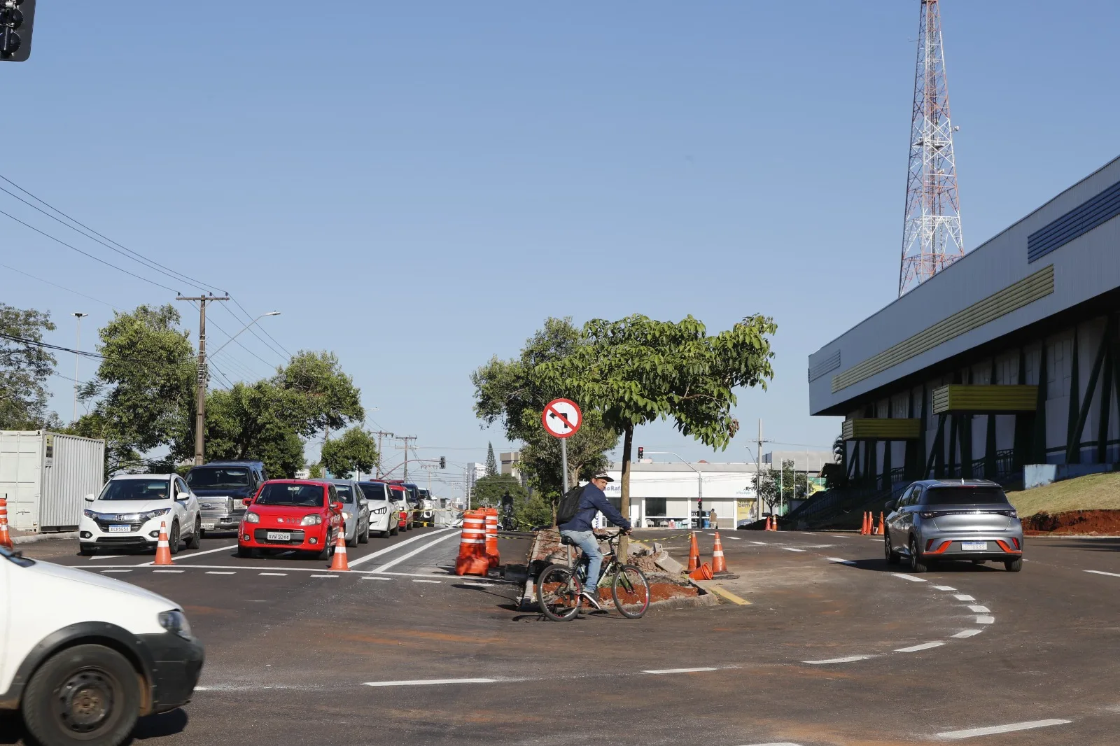 Conheça as obras de reurbanização da Avenida Carlos Gomes em Cascavel. Saiba mais sobre a colocação do paver de pinhão e a valorização da cultura local -  Foto: Paulo Alexandre/O Paraná