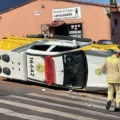 Acidente de trânsito em Cascavel entre viatura da Polícia Militar e automóvel Clio. Feridos foram atendidos e trânsito foi parcialmente interditado - Foto: Luiz Felipe Max/SOT