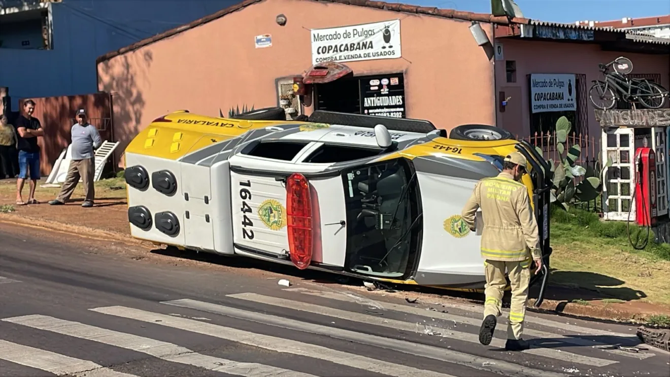 Acidente de trânsito em Cascavel entre viatura da Polícia Militar e automóvel Clio. Feridos foram atendidos e trânsito foi parcialmente interditado - Foto: Luiz Felipe Max/SOT