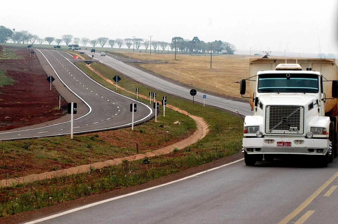 Para o Lote 5, entre as medidas previstas está a instalação da polêmica praça de pedágio no trecho entre Cascavel e Toledo - Foto: Arquivo/AEN Para o Lote 5, entre as medidas previstas está a instalação da polêmica praça de pedágio no trecho entre Cascavel e Toledo - Foto: Arquivo/AEN