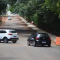 Descubra os problemas enfrentados pelos moradores da Rua Jacarezinho e as consequências de uma obra parada há meses - Foto: Paulo Alexandre/O Paraná