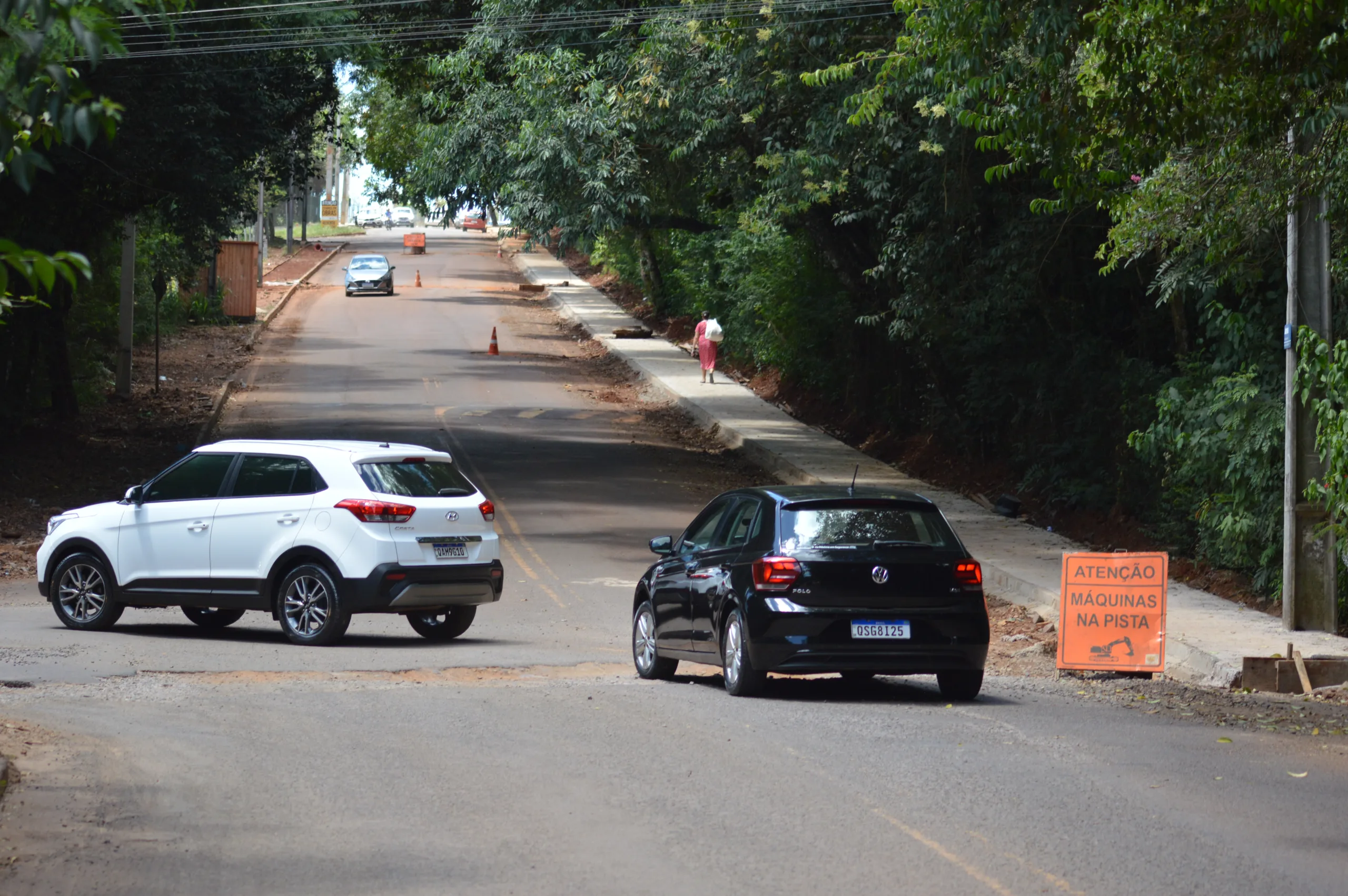 Descubra os problemas enfrentados pelos moradores da Rua Jacarezinho e as consequências de uma obra parada há meses - Foto: Paulo Alexandre/O Paraná