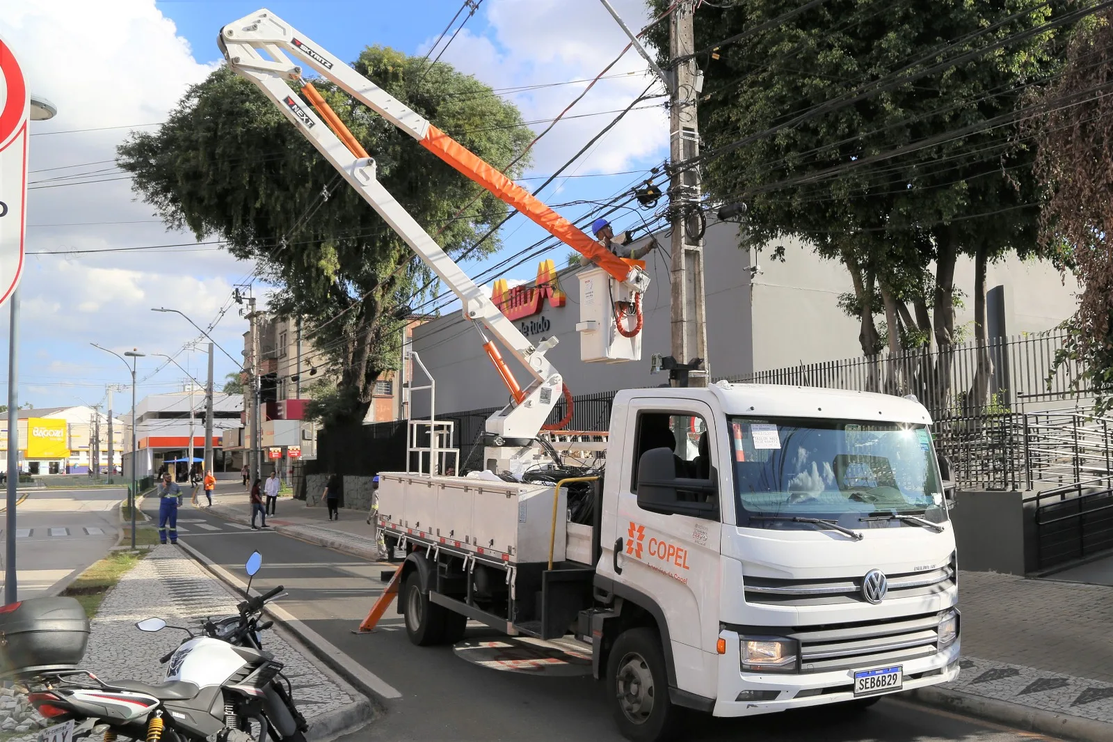 Conheça o “censo do compartilhamento” realizado pela Copel no Paraná. Saiba como o levantamento avaliou a instalação de fiação de telefonia e dados em postes -  Foto: AEN