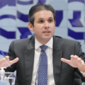 Hugo Motta comenta sobre a importância das alterações no projeto de lei que isenta o imposto de renda para salários até R$ 5.000 - Foto: Reprodução