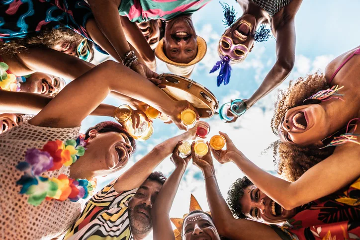 Descubra dicas essenciais para curtir o Carnaval com saúde e conforto. Hidratação é fundamental para a folia - Foto: iStock/ FG Trade