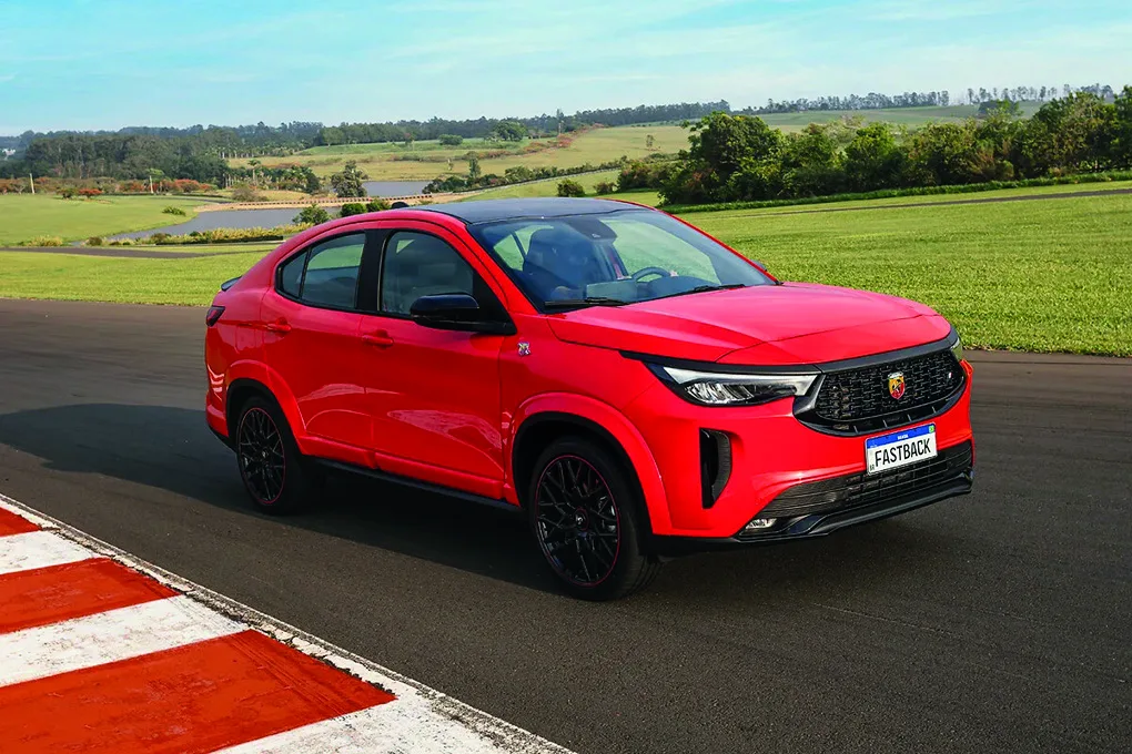 Produzido no Brasil, modelo é o primeiro SUV Coupé da Fiat se destaca por seu design único e o maior porta-malas da categoria - Foto: Divulgação