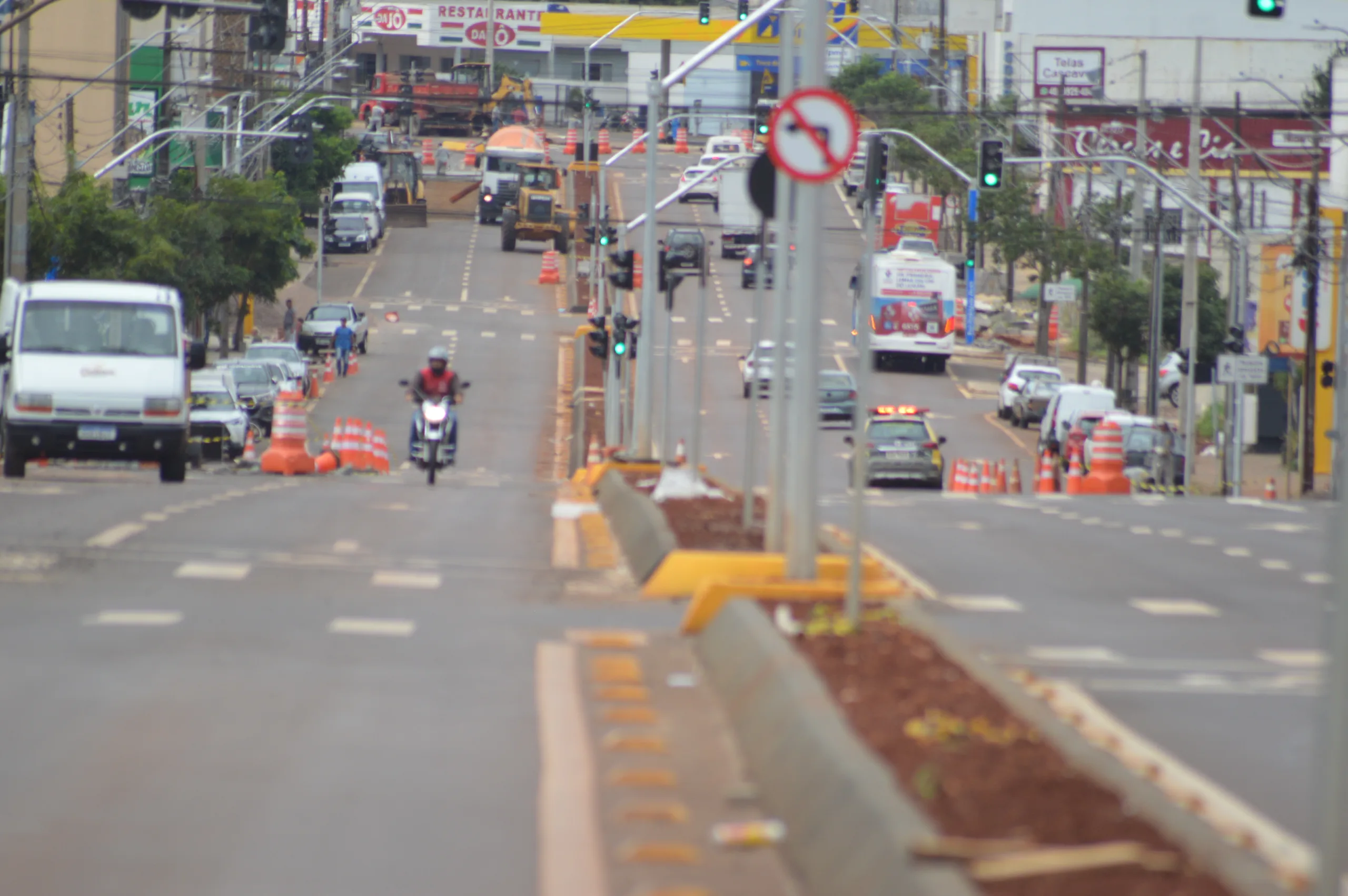 Compreenda a situação atual das obras em Cascavel e as implicações para moradores e comerciantes na Avenida Carlos Gomes - Foto: Paulo Alexandre/O Paraná 