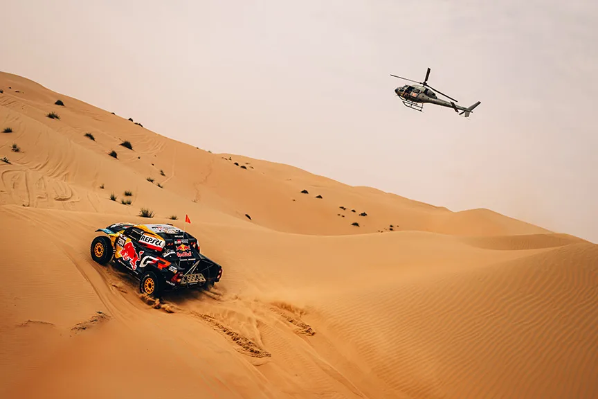 Lucas Moraes surpreendeu na 34ª edição do Abu Dhabi Desert Challenge. Descubra os detalhes sobre automóveis e sua performance - Foto: Divulgação