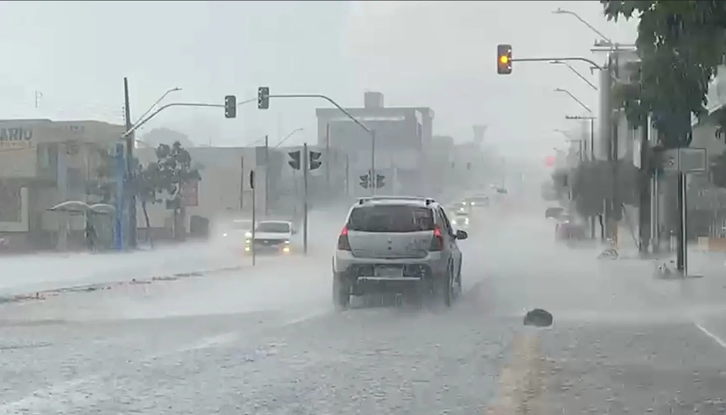 


A revitalização da Avenida Carlos Gomes enfrenta desafios após alagamentos. Veja os impactos da chuva na área - Foto: Reprodução/Redes Sociais